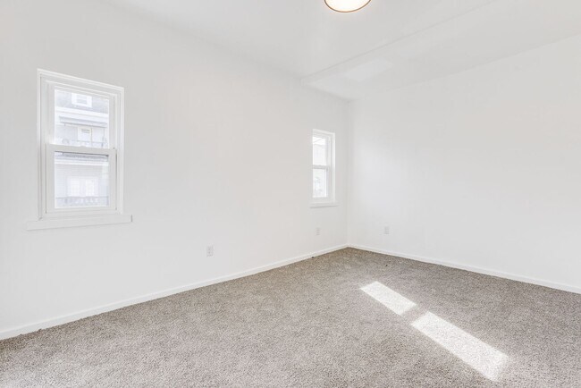 Building Photo - AVAILABLE NOW - Beautiful 3 Bedroom Home w...
