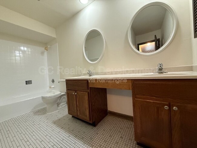 Building Photo - 515-525 N Highview Ave