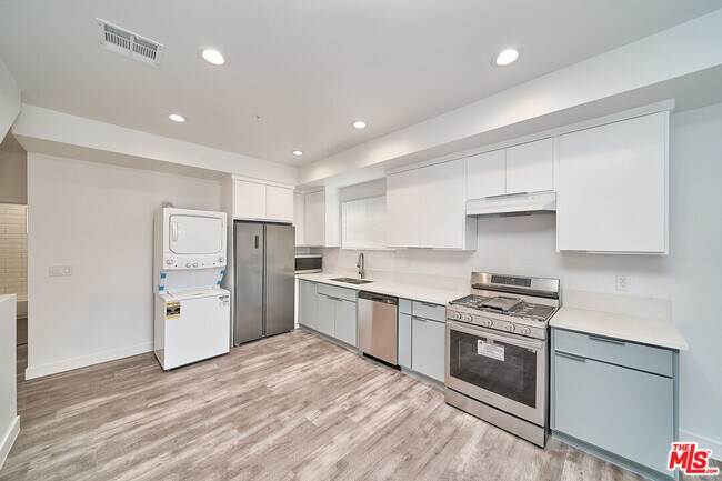 Building Photo - 603 1/2 W 41st St