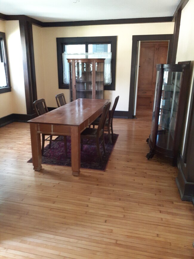 Building Photo - 630 E Holmes St