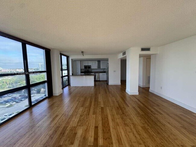 Building Photo - 600 NE 36th St