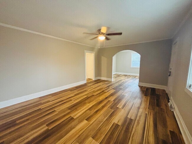 Building Photo - AVAILABLE NOW- Renovated in Rosewood!