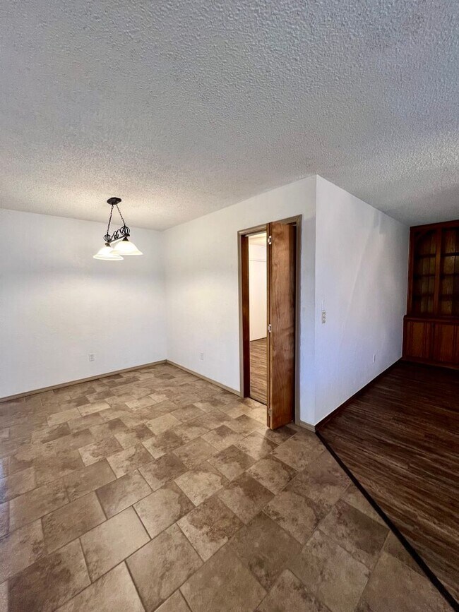 Building Photo - Spacious Home in Yukon- 3 bed, 2 ba, plus office space with built-in's