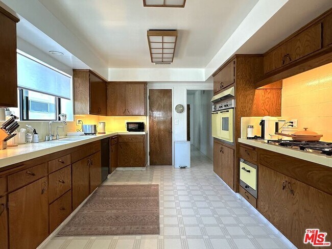 Building Photo - 6414 Senford Ave