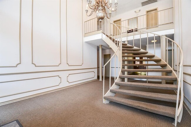 Building Photo - 2824 Briarhurst Dr