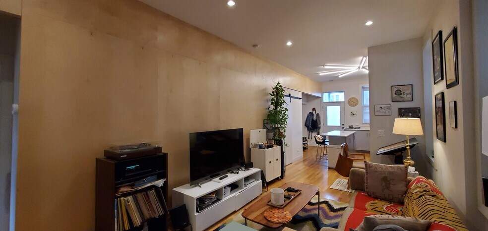 Building Photo - 1135 N Damen Ave