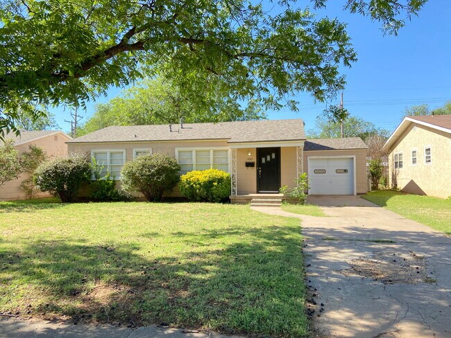 Primary Photo - Spectacular Home With Classic Flair Locate...