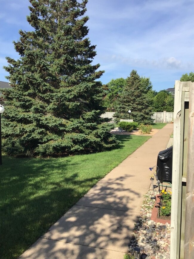 Building Photo - Very Well Maintained Apartment - One Floor...