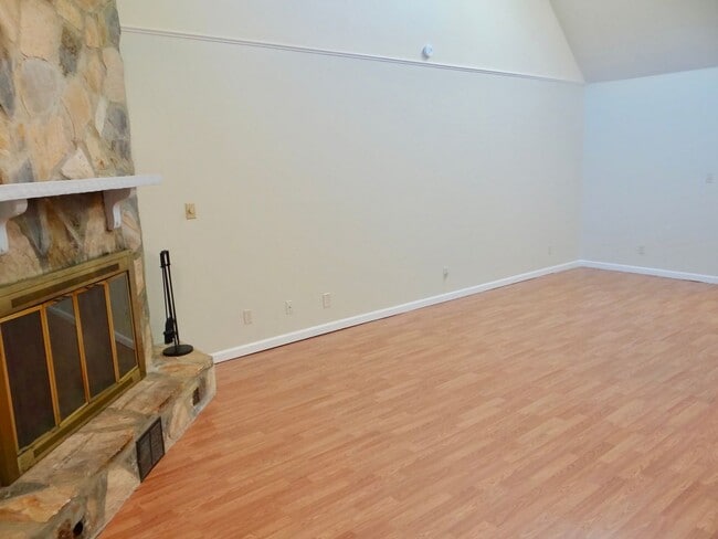 Building Photo - 2 bedroom unfurnished LONG TERM RENTAL in Fairway Ridge