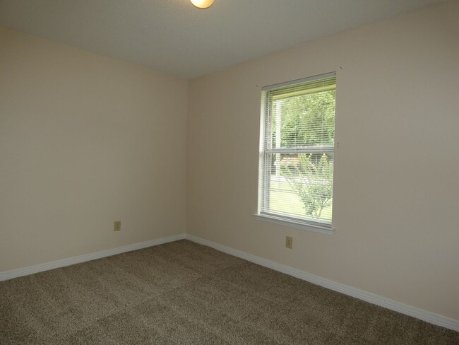 Building Photo - Comfortable/Affordable 3/1.5 - Pace
