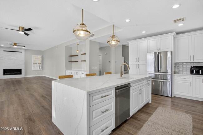 Building Photo - 10587 E Sheena Dr