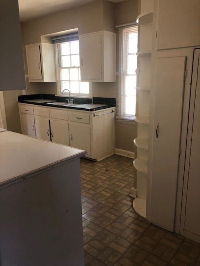 Building Photo - Great location in Garden District seconds from Downtown and LSU