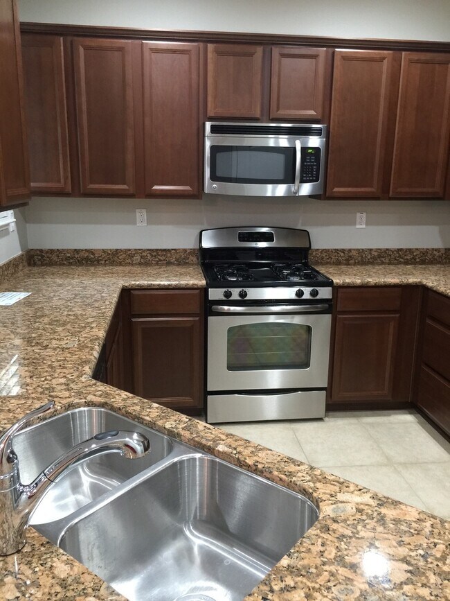 Building Photo - Low Maintenance Home Centrally Located wit...