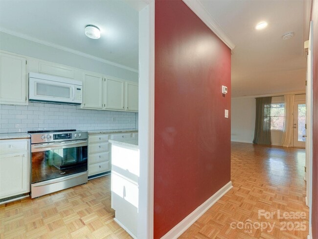 Building Photo - 527 Hawthorne Ln