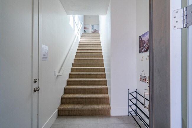 Building Photo - 3080 S Bloomington Dr