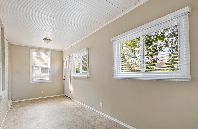 Building Photo - 8756 Sproat Ave