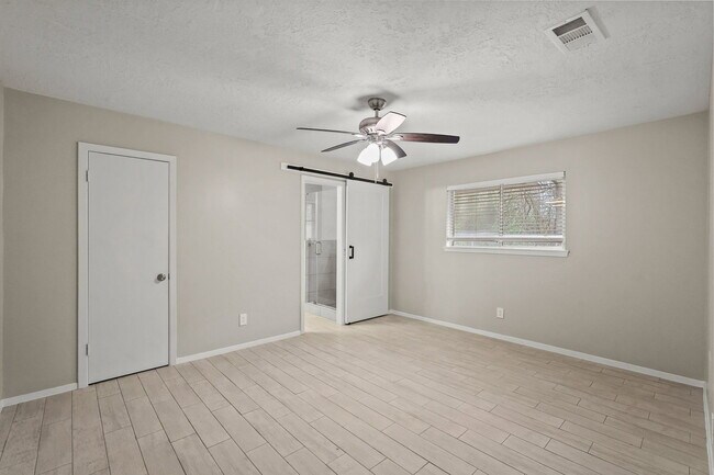 Building Photo - 105 Navajo Dr