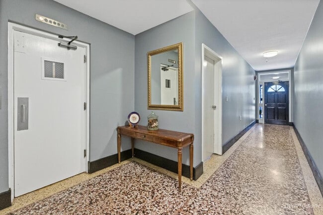 Building Photo - 1565 Sacramento St