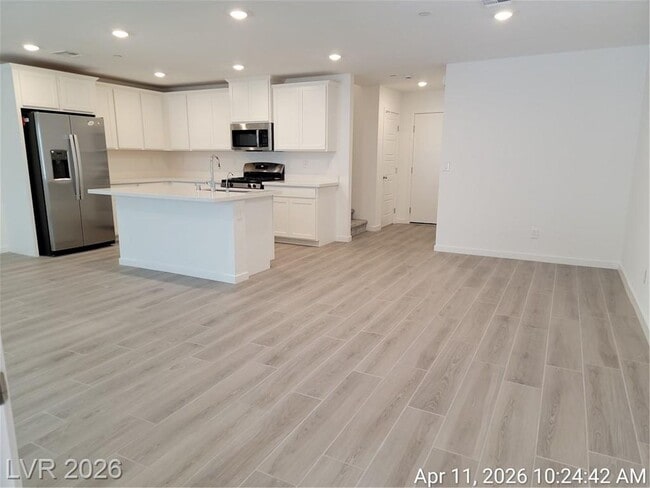 Building Photo - Spacious Henderson Townhome with Balconies and Resort Amenities