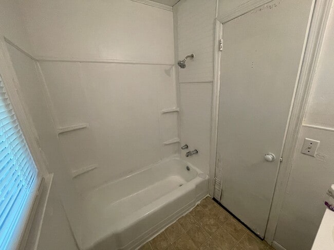 Building Photo - 3 bedroom 1 bathroom house available