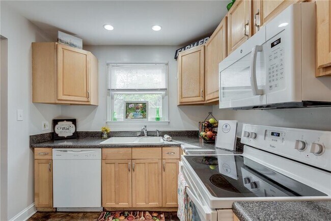 Building Photo - 388 Ashley Ave NE