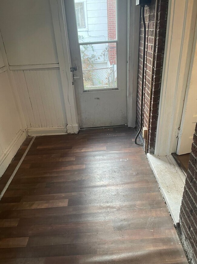 Building Photo - 3 bedroom 1.5 bath House for rent