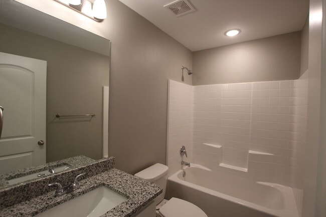 Building Photo - Beautiful 3 Bedroom 2 Bathroom Townhouse in South Tyler! Now offering 1/2 OFF FIRST FULL MONTHS R...