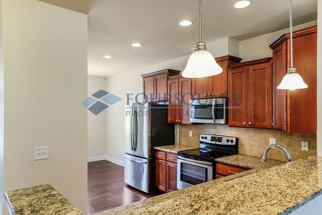 Building Photo - Townhome | Washer /Dryer Included | Enclos...