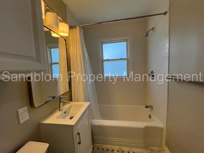 Building Photo - For Lease | $1300 Rent | Available Now!