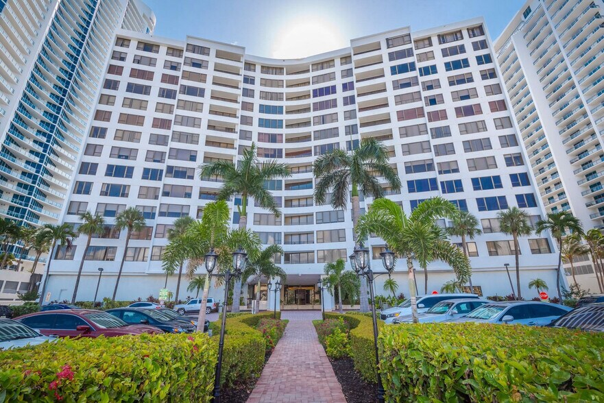 Building Photo - 3505 S Ocean Dr