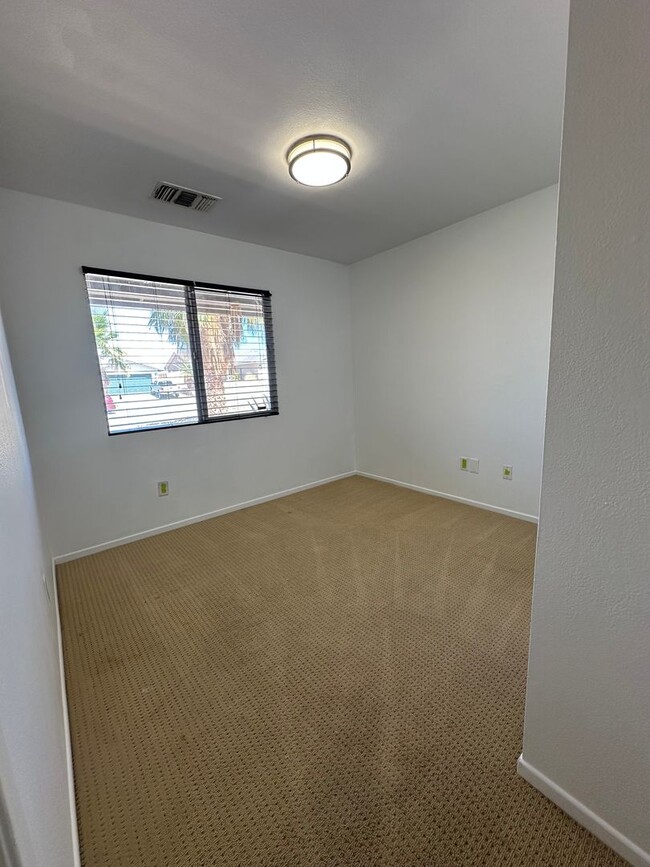 Building Photo - Welcome to this 4 bed 2 bath home!