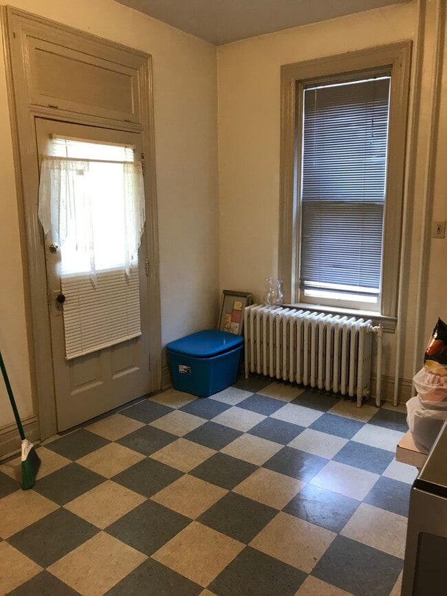 Building Photo - 2 BEDROOM APARTMENT ON THE AVENUES
