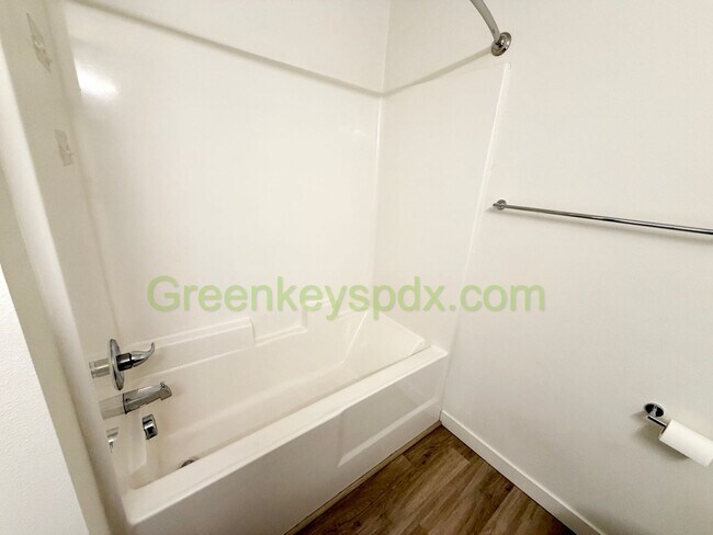 Building Photo - Modern 2-Bedroom Townhome on 3 Levels with Garage, A/C and Private Patio – Great SE Portland Loca...