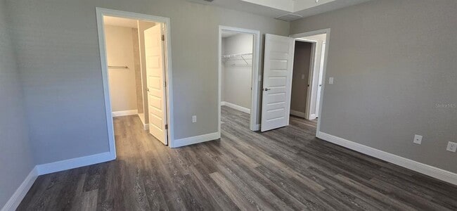 Building Photo - 211 Oak Ln Cir