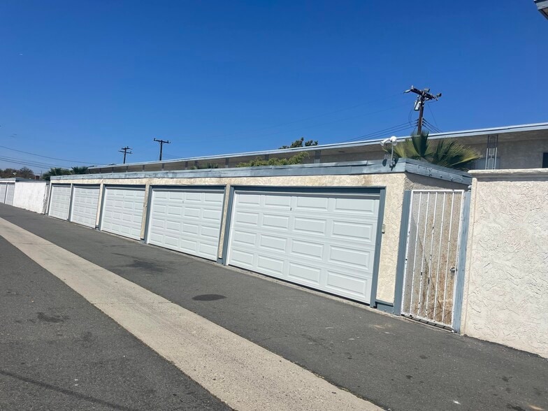 Remote Control Garages - 15015 Gramercy Pl
