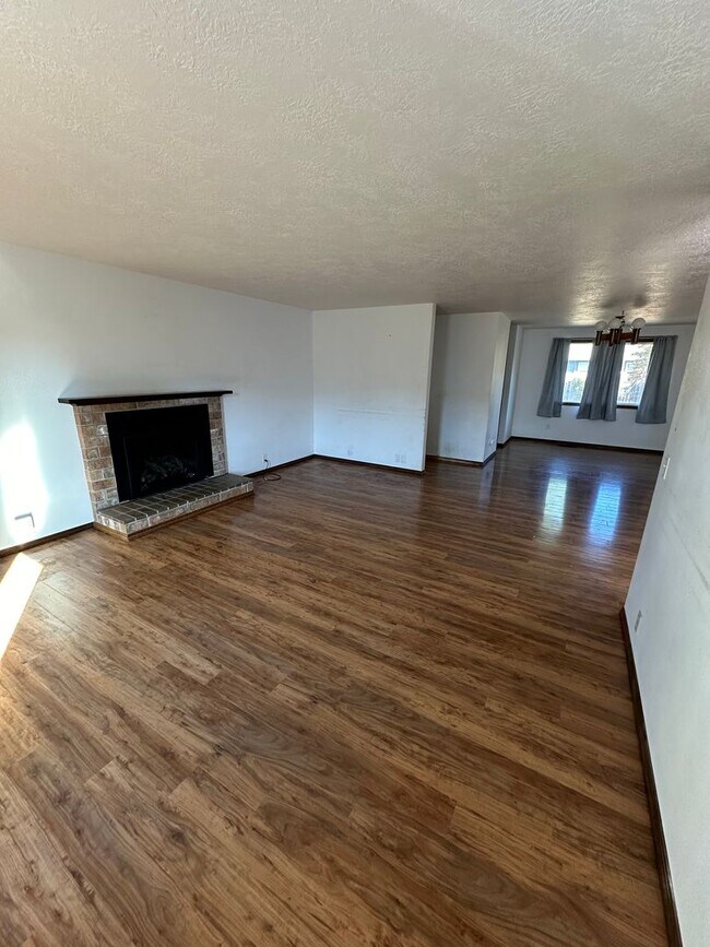 Building Photo - 3-bedroom 2 bath House