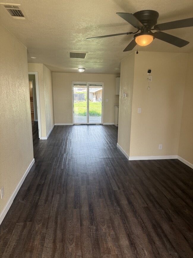 Building Photo - 1004 E K Ave