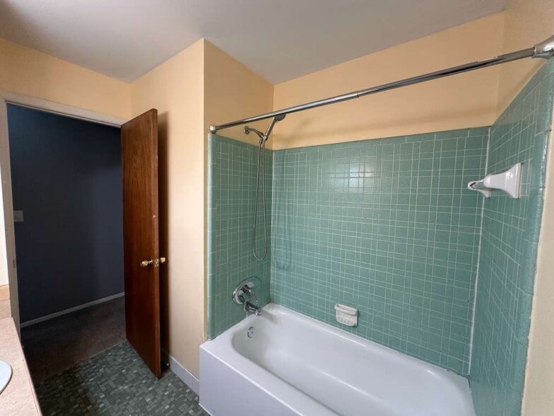 Main Bathroom - 1640 Washtenaw Rd