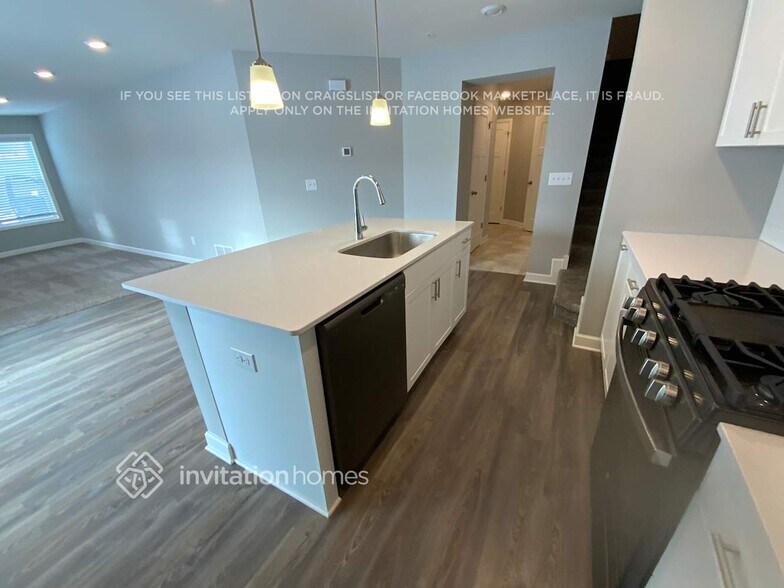 Building Photo - 10900 Everest Pl N