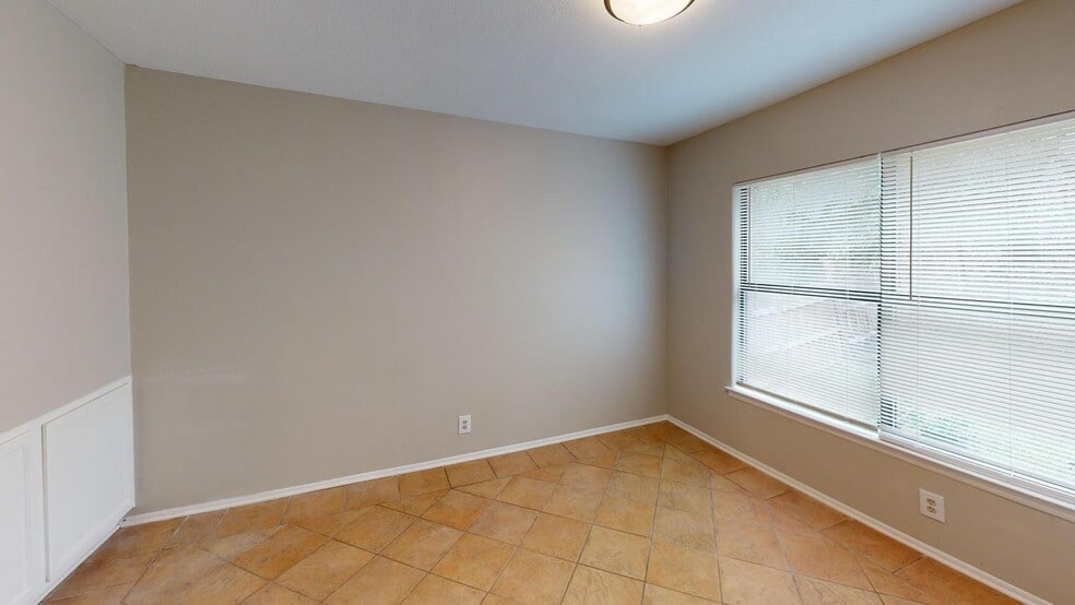 Building Photo - 14102 N Hills Village Dr