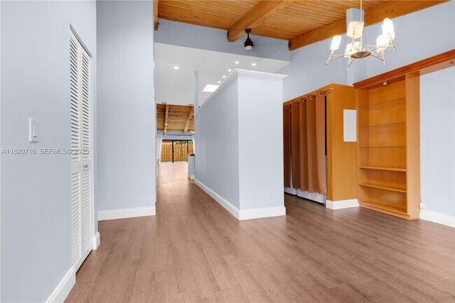 Building Photo - 2627 Parkview Dr S