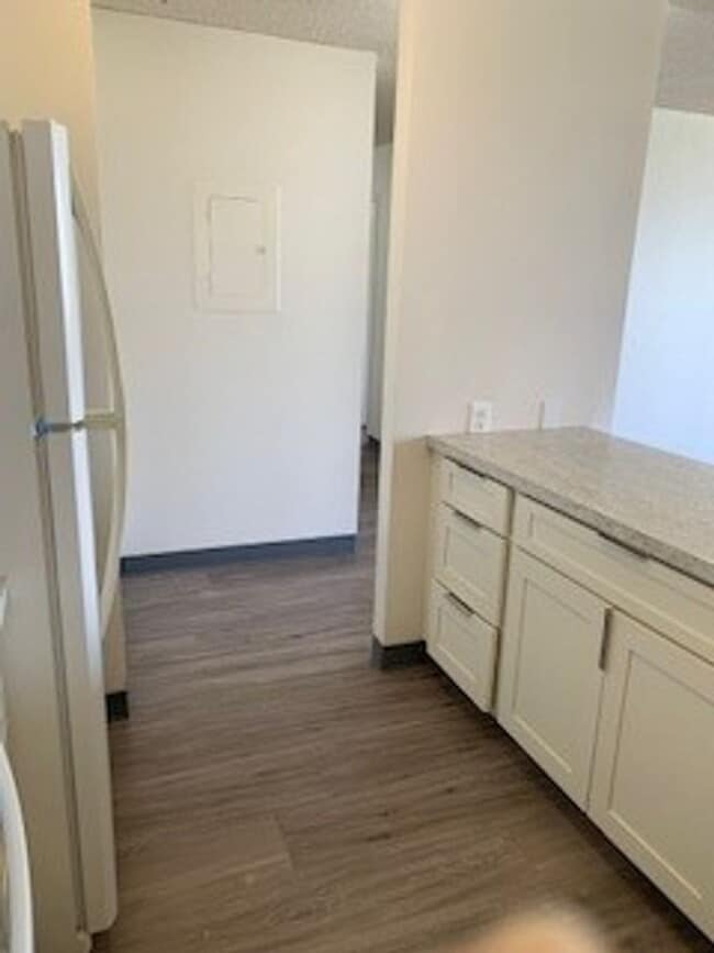 Building Photo - Kukui Plaza - 2 bedroom, 1 bath condo with 1 parking