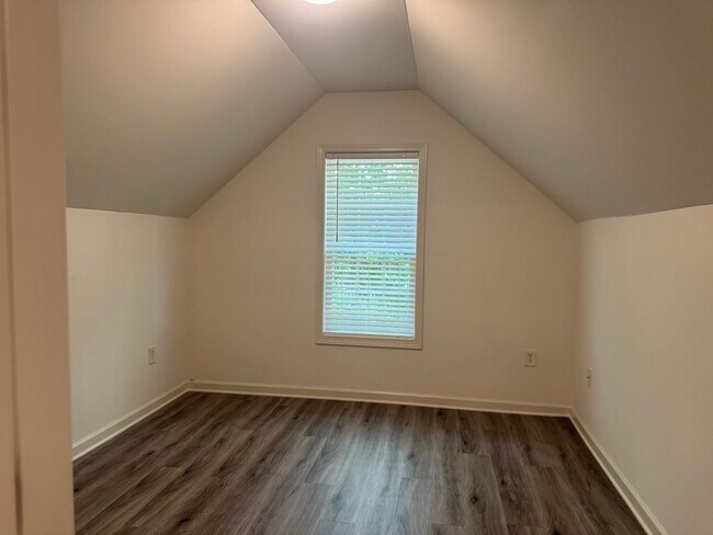 Building Photo - Three Bedroom Townhouse in Sherrills Ford with Bonus Room