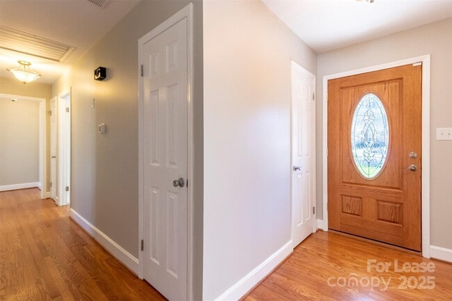 Building Photo - 6618 Castlegate Dr