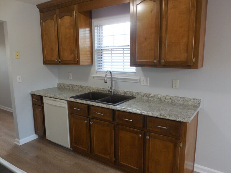 Building Photo - 305 Chadwyck Cir