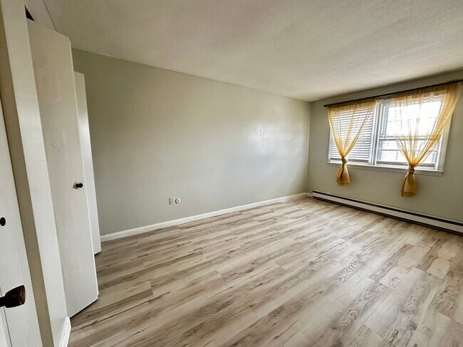 Building Photo - 540 Granby Rd