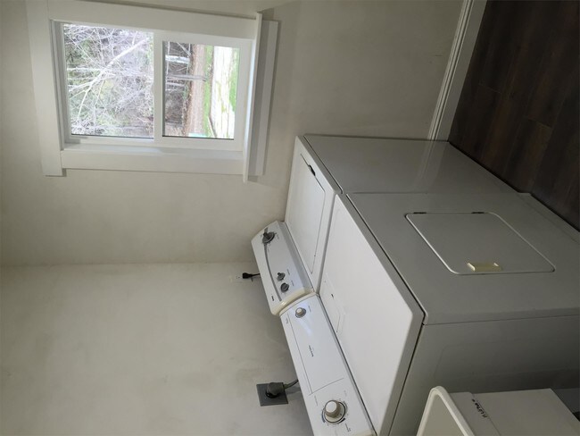 Building Photo - 305 Glenwood Rd