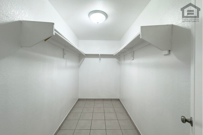 Building Photo - 1023