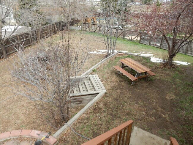 Building Photo - Beautiful Split Level Home in Waneka Lake ...