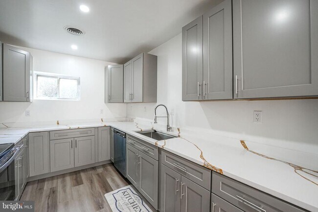 Building Photo - 8665 Center Rd